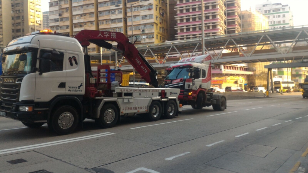 scania拖车拖走翻侧货柜车拖头