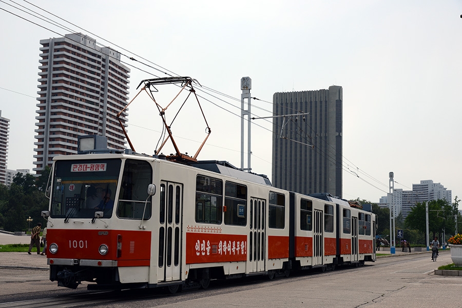 1001号电车属於捷克出品的ckd tatra kt8d5k型,是三节式铰接电车.