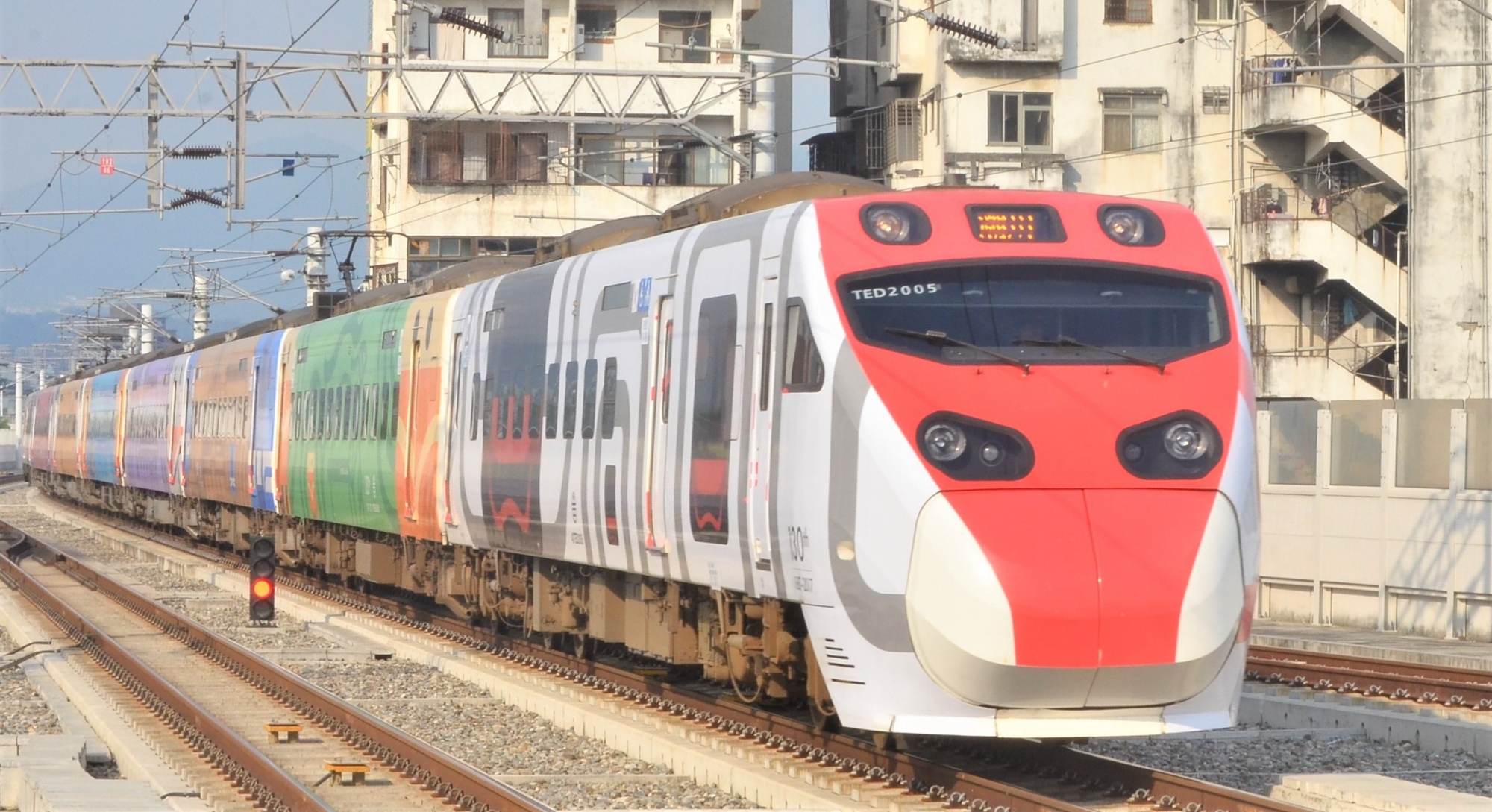 台铁130周年普悠玛彩绘车