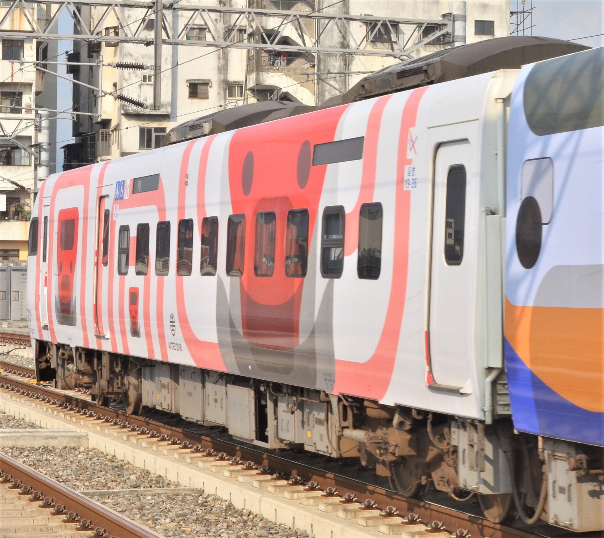 台铁130周年普悠玛彩绘车