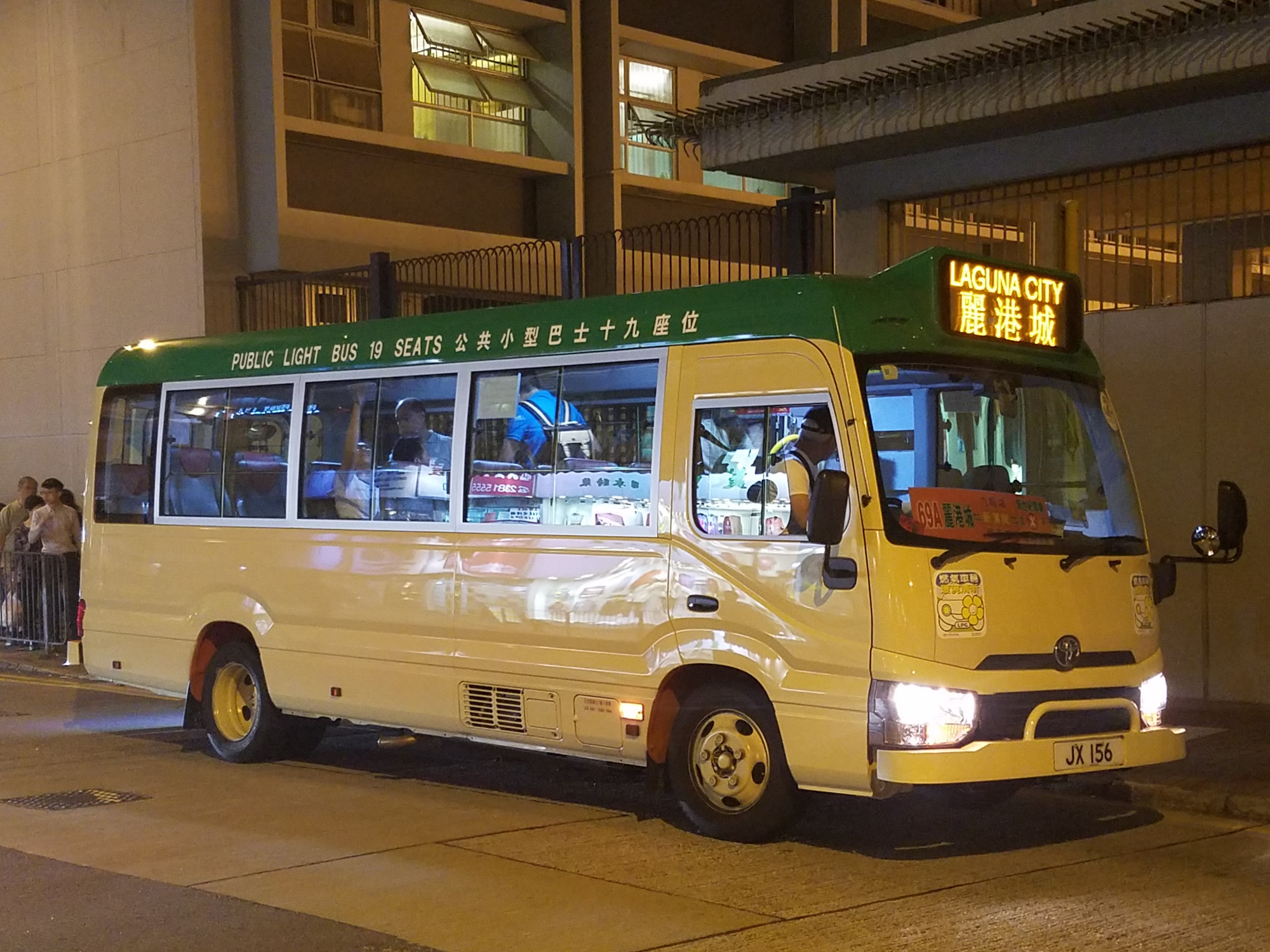 去丽港城的19座新头丰田coaster