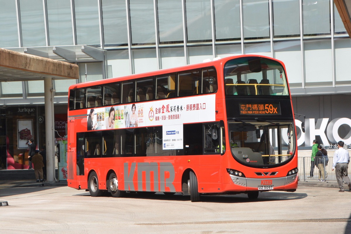 九巴红巴杂摄…………旺角东站