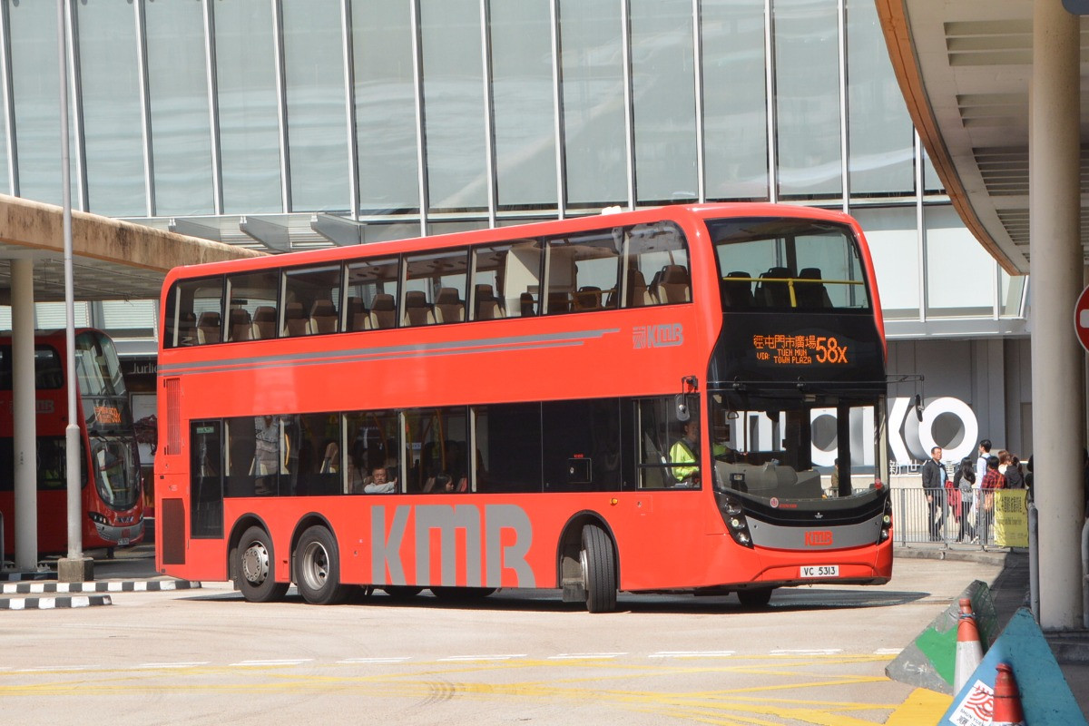 九巴红巴杂摄…………旺角东站