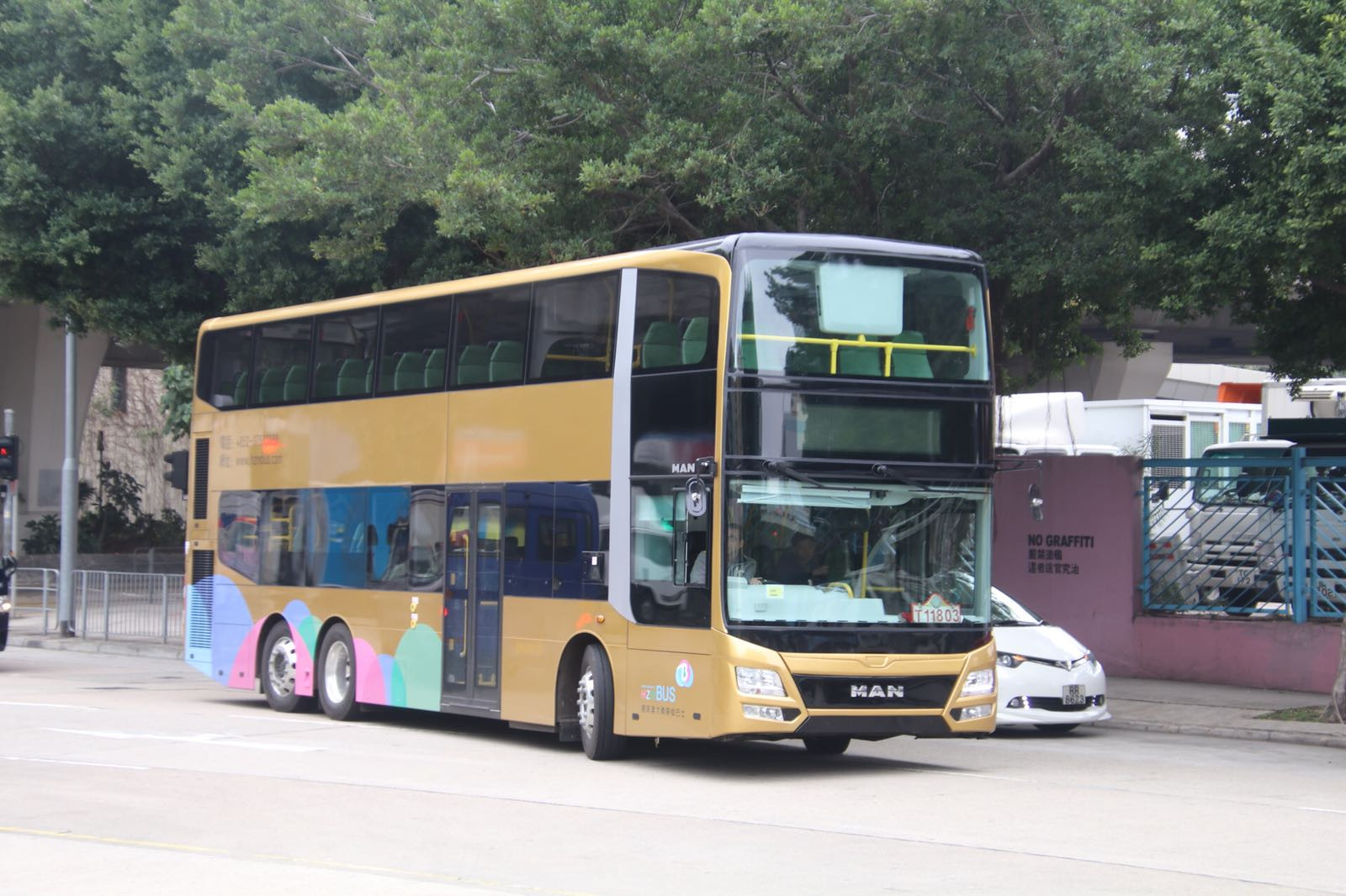 港珠澳大桥穿梭巴士 man a95进行倾侧测试