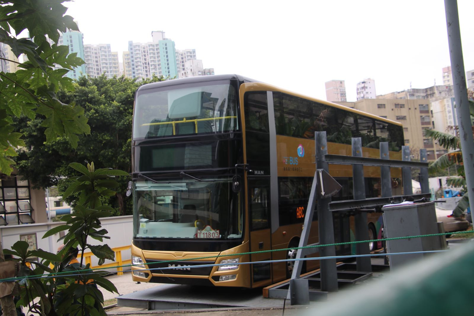 港珠澳大桥穿梭巴士 man a95进行倾侧测试