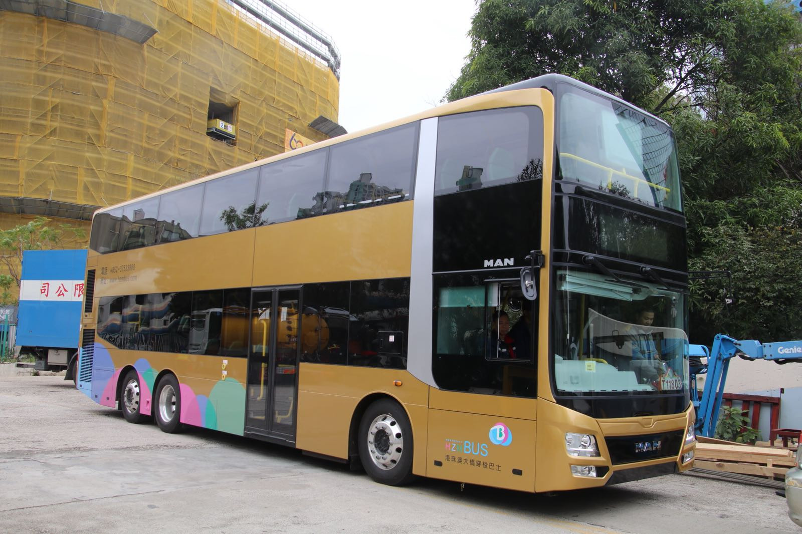 港珠澳大桥穿梭巴士 man a95进行倾侧测试