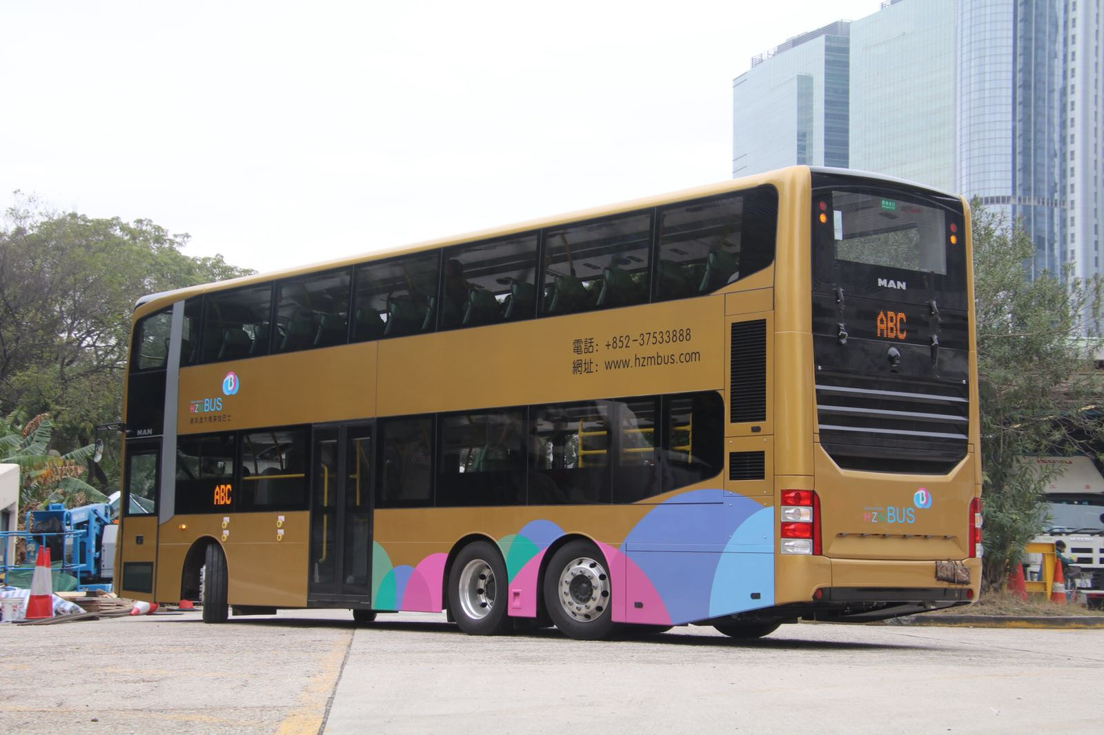 港珠澳大桥穿梭巴士 man a95进行倾侧测试