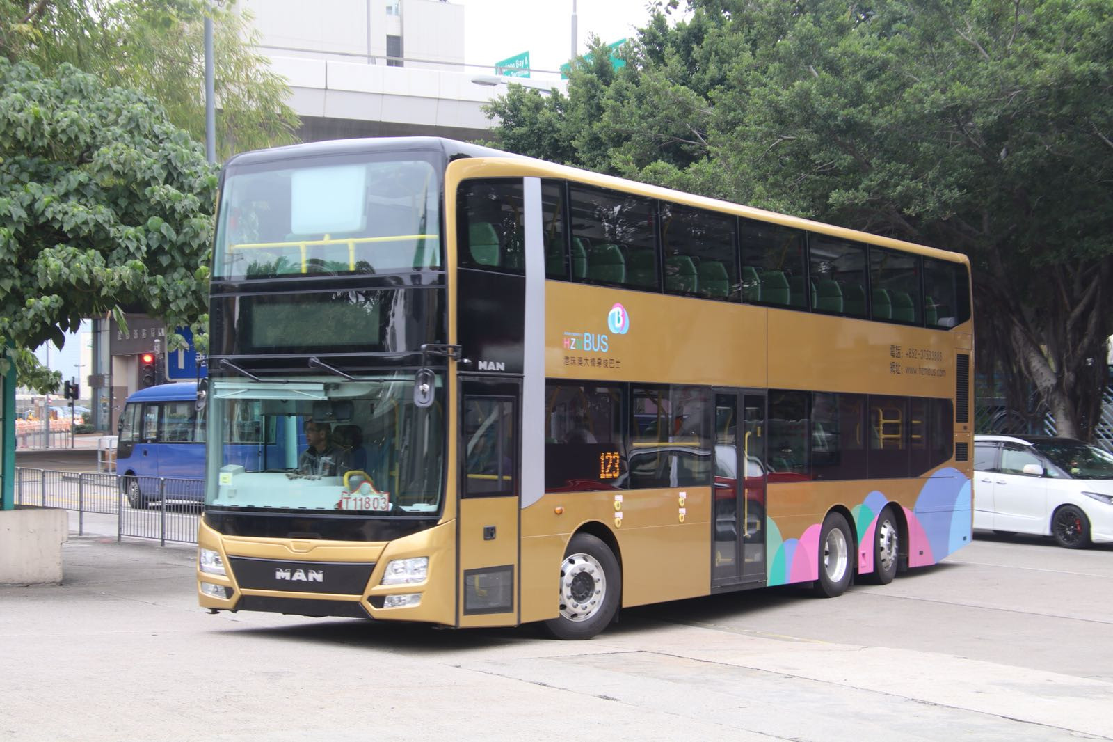 港珠澳大桥穿梭巴士 man a95进行倾侧测试