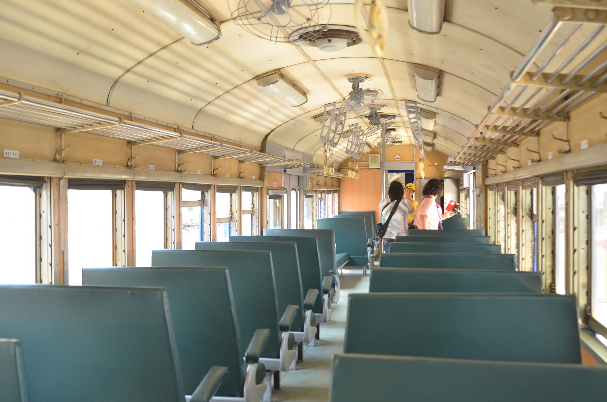 (r3) 69 双头普快印度仔   有别於平常普快客车   通勤客车车厢内