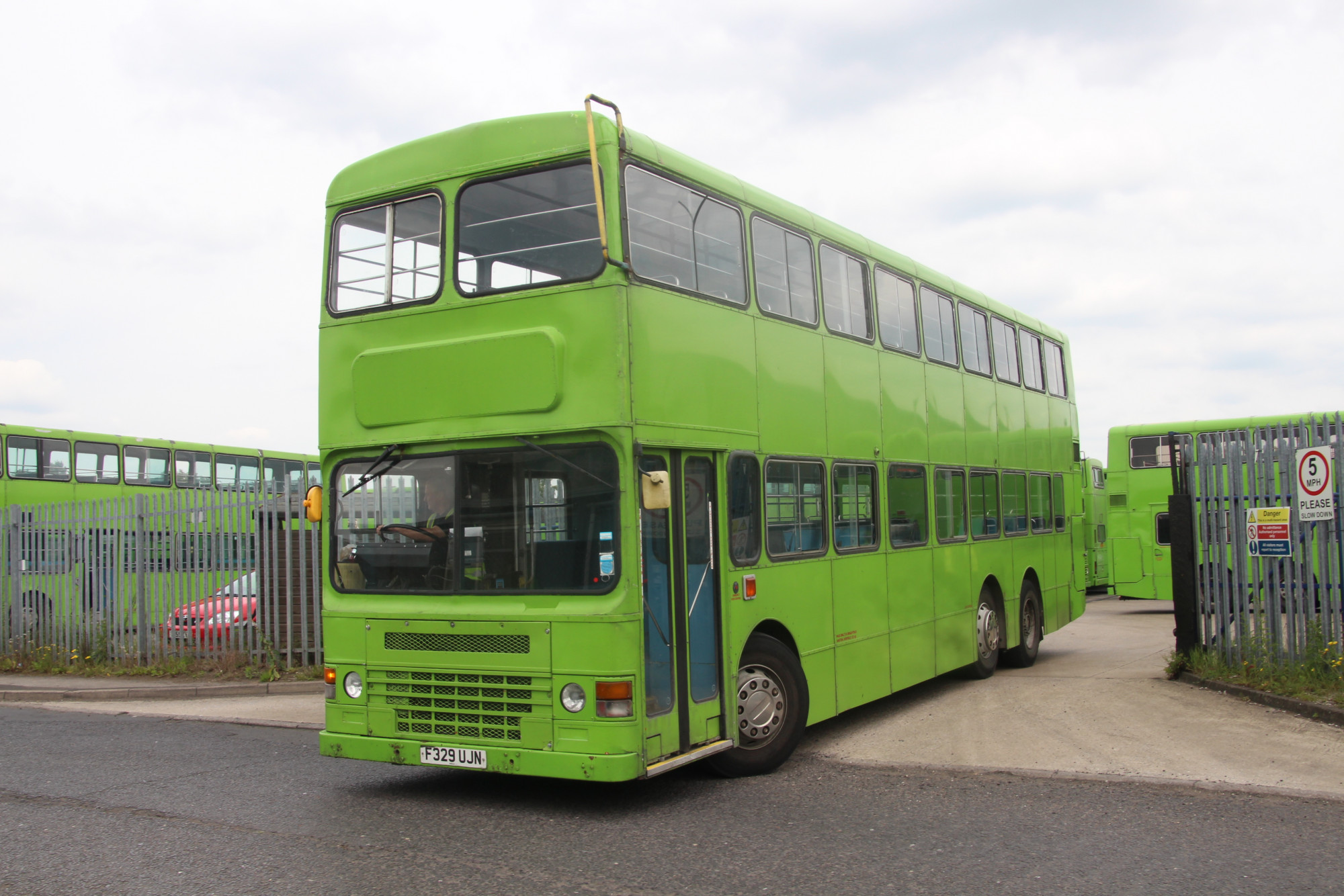 上年六月英格兰south yorkshire brightbus结业前光辉岁月(好多相)