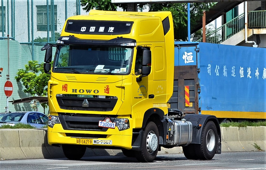 赶住去验车中心嘅粤b牌重汽拖头