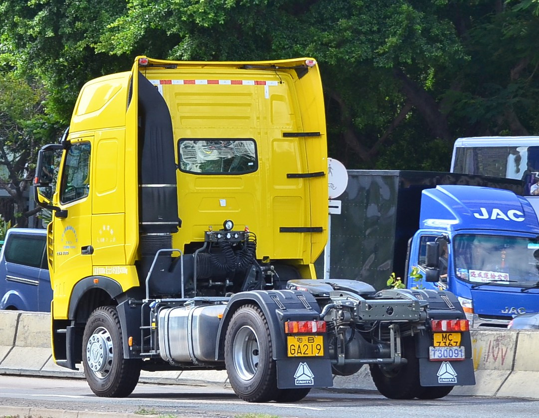 赶住去验车中心嘅粤b牌重汽拖头