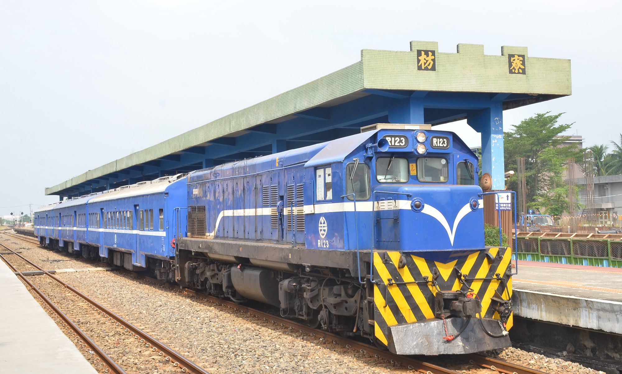 全蓝台铁普通车