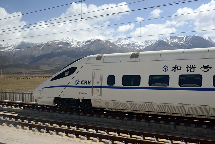 和谐号crh与雪山